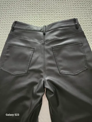 Pantalón efecto piel. 