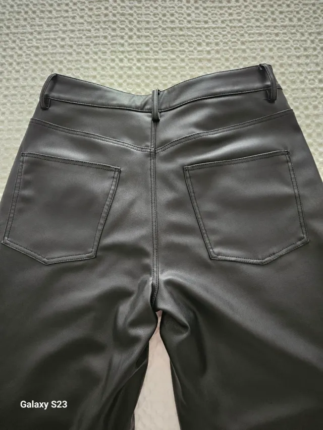 Pantalón efecto piel.