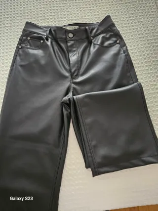 Pantalón efecto piel. 