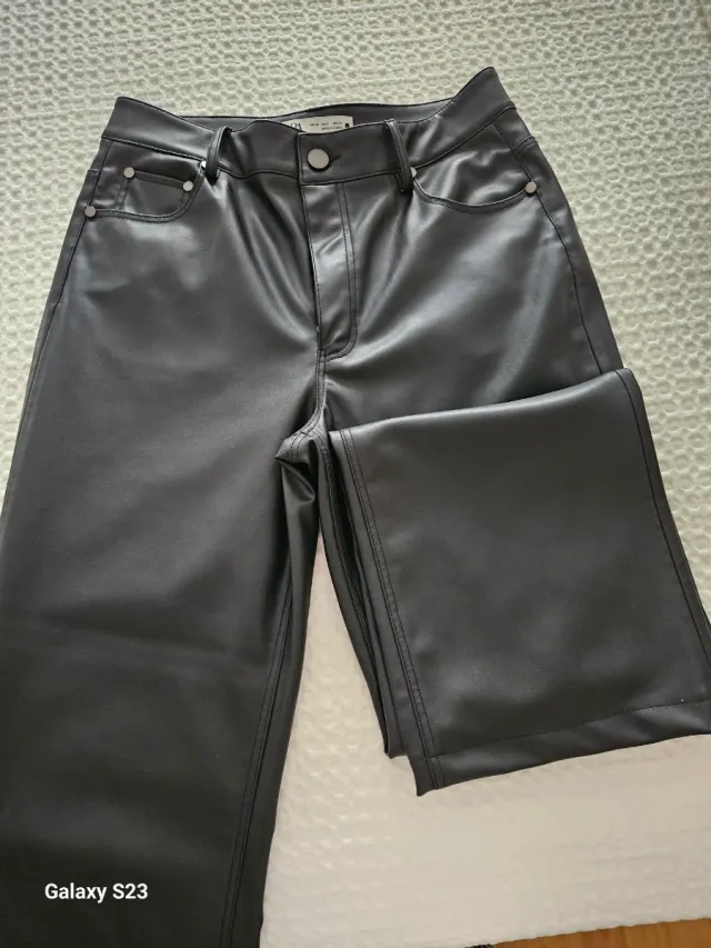 Pantalón efecto piel.