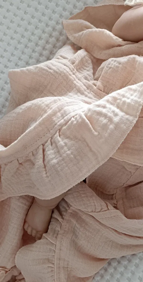 Mantita de muselina. Rosa maquillaje con volantes