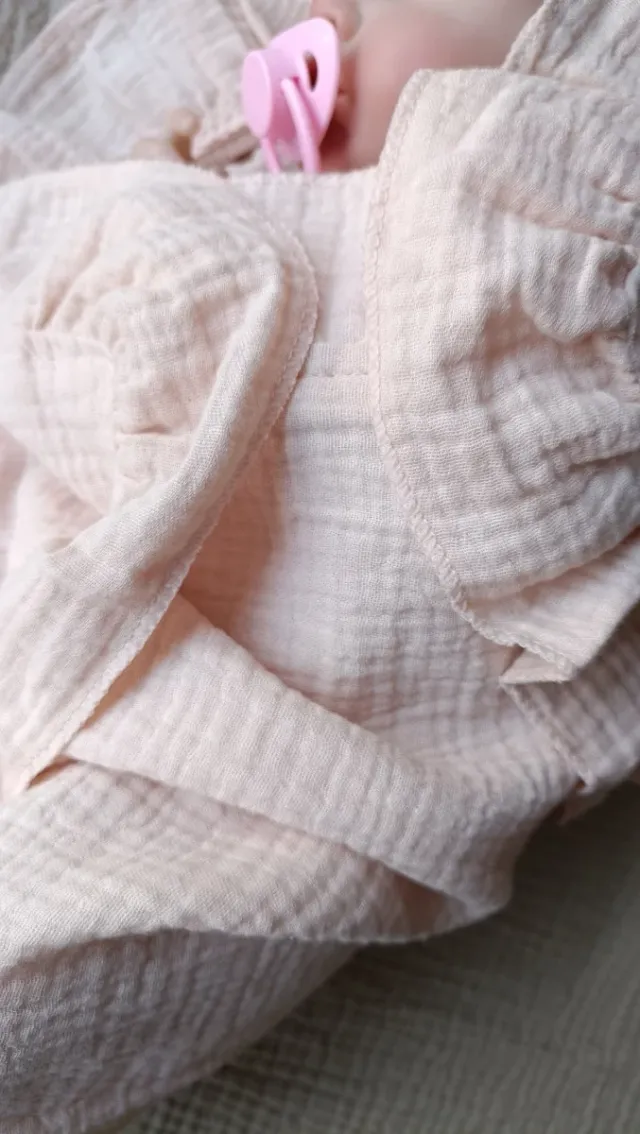 Mantita de muselina. Rosa maquillaje con volantes