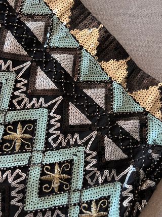 Falda de lentejuelas negra y dorada