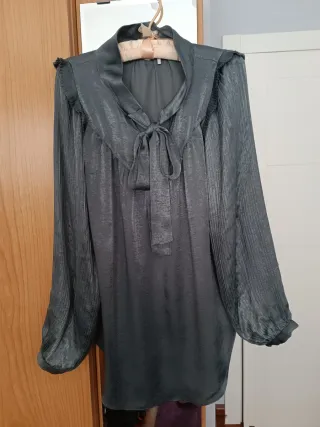 Blusa gris oscura lazo cuello mangas plisadas tall
