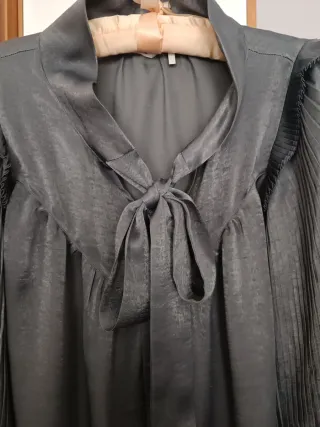 Blusa gris oscura lazo cuello mangas plisadas tall