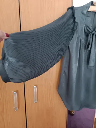 Blusa gris oscura lazo cuello mangas plisadas tall