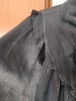 Blusa gris oscura lazo cuello mangas plisadas tall