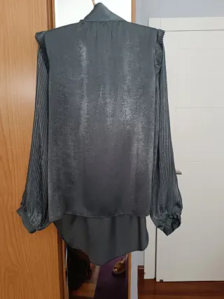 Blusa gris oscura lazo cuello mangas plisadas tall