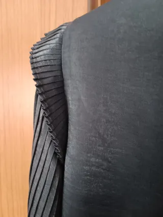 Blusa gris oscura lazo cuello mangas plisadas tall
