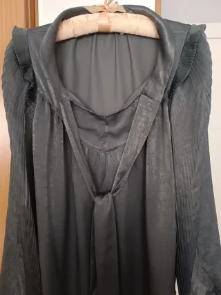 Blusa gris oscura lazo cuello mangas plisadas tall