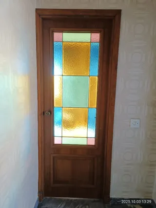 Puerta madera con cristalera colores
