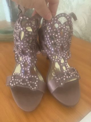 Zapatos de fiesta dorados y morados con pedrería