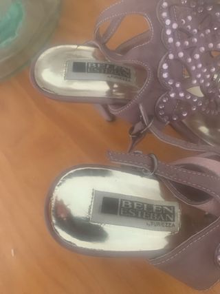 Zapatos de fiesta dorados y morados con pedrería