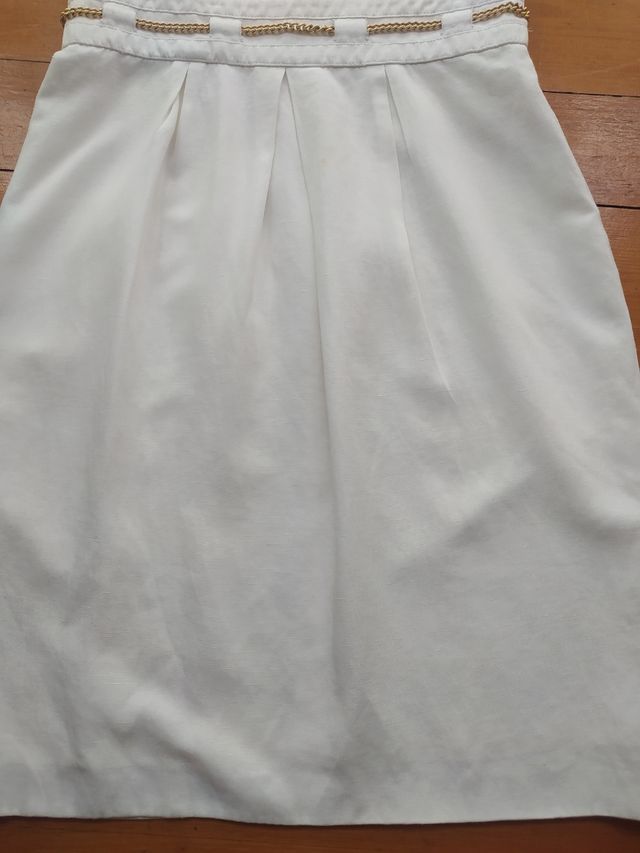 Vestido blanco con detalles dorados