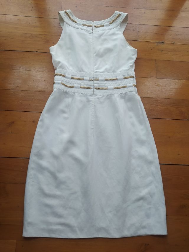 Vestido blanco con detalles dorados