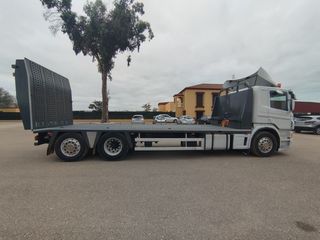 SCANIA P 400-PORTAMAQUINA