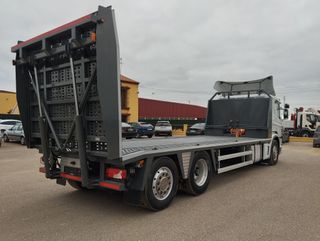 SCANIA P 400-PORTAMAQUINA