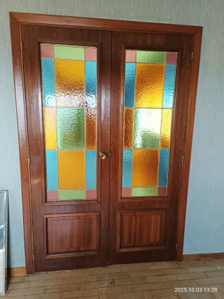 Puerta doble madera con cristalera
