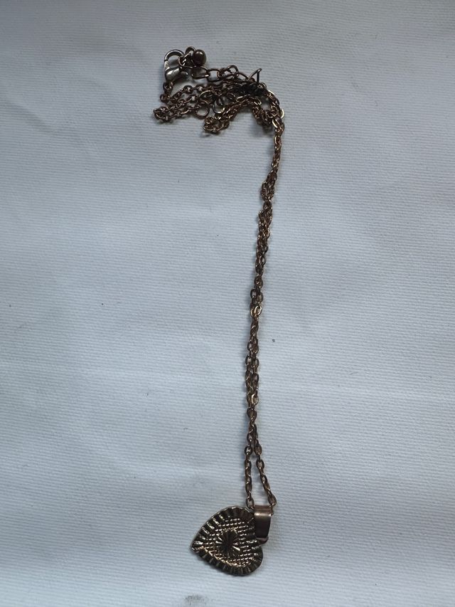 Collar con colgante de corazón dorado