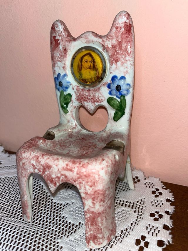 Piccola sedia decorativa in ceramica