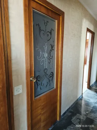 Puerta recibidor madera con cristal decorado