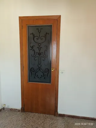 Puerta recibidor madera con cristal decorado