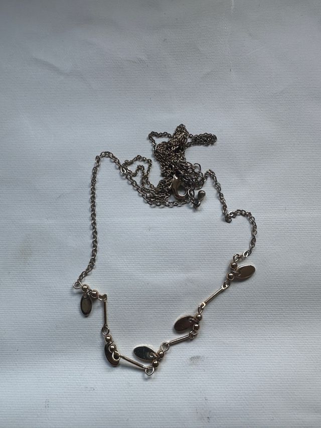 Collar plateado con detalles ovalados