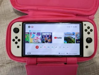 Nintendo Switch OLED Blanca con funda rosa