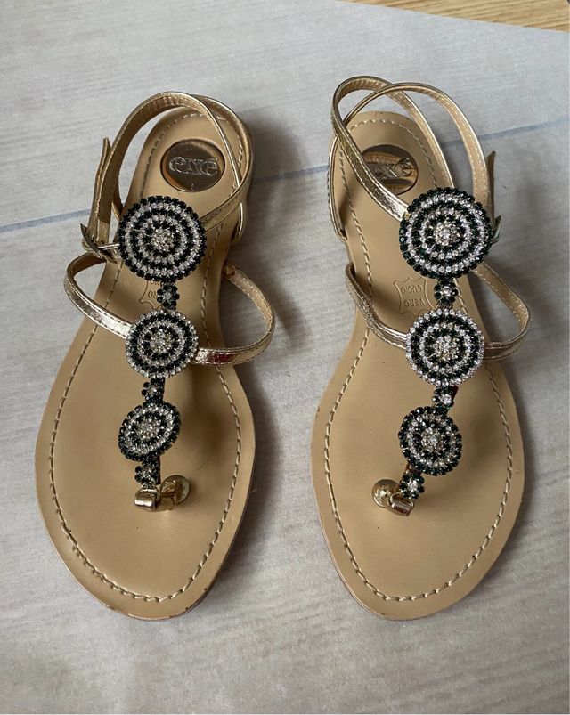 Sandalias doradas  de piel con pedrería