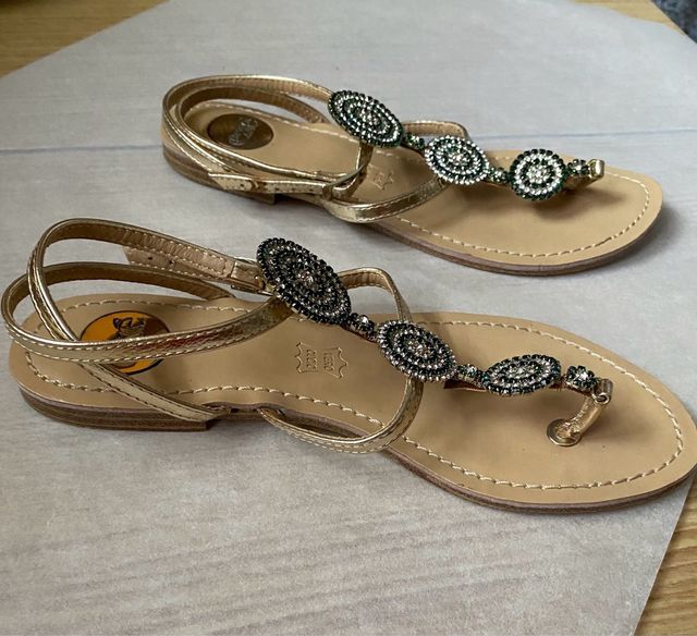 Sandalias doradas  de piel con pedrería