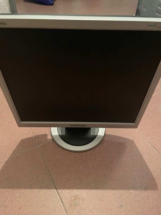 Monitor Samsung Plata y Negro SOLO QUEDAN 2