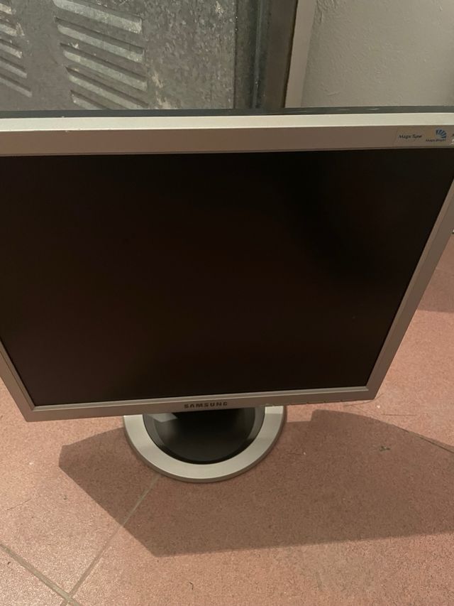 Monitor Samsung Plata y Negro SOLO QUEDAN 2