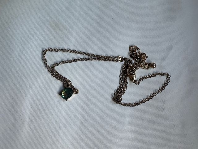 Collar con colgante de piedra verde