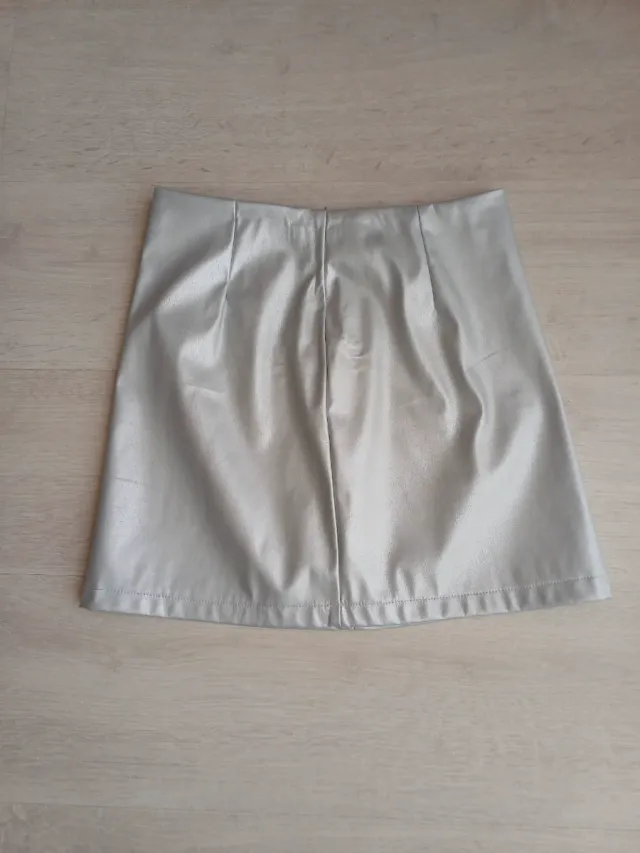 Falda plateada corta