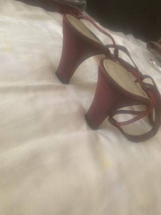 Sandalias MADO tacón rojo pedrería
cartera de rega