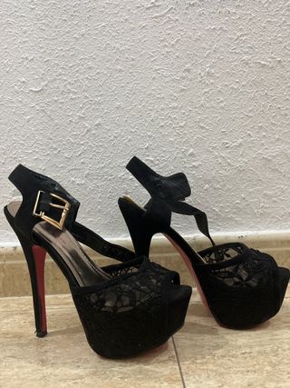Tacones de plataforma negros con encaje