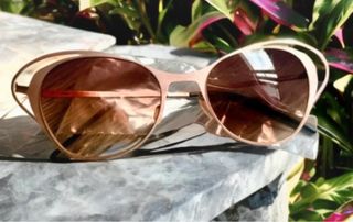 preciosas gafas de sol con original diseño.