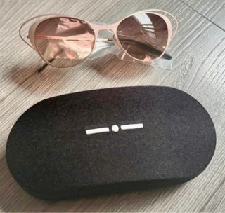 preciosas gafas de sol con original diseño.