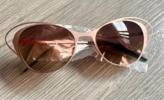 preciosas gafas de sol con original diseño.