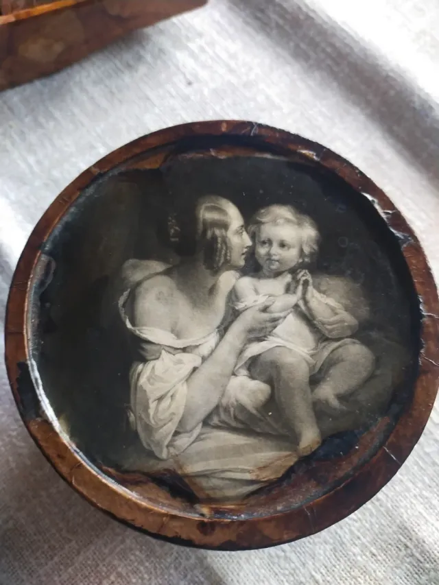 Scatola antica con immagine