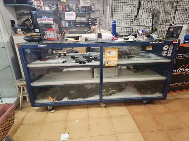 Mostrador expositor metal y cristal con ruedas