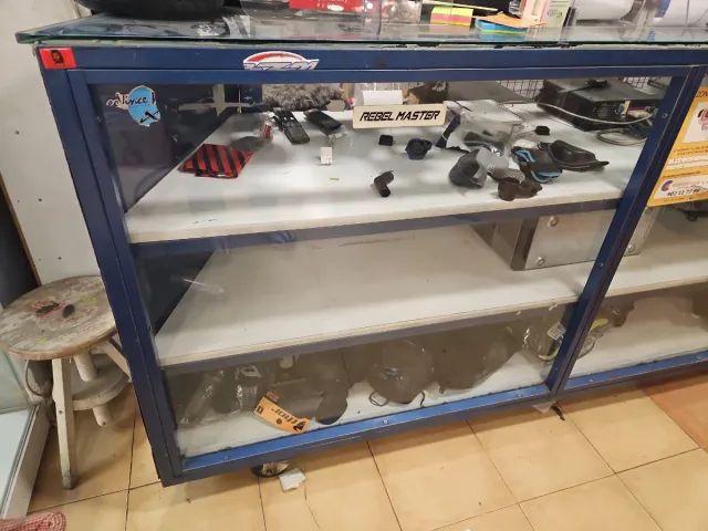 Mostrador expositor metal y cristal con ruedas