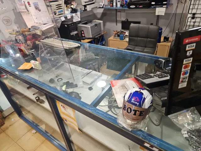 Mostrador expositor metal y cristal con ruedas