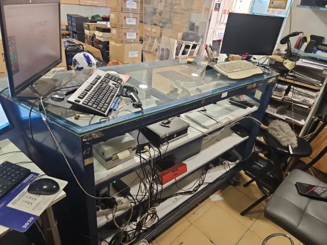 Mostrador expositor metal y cristal con ruedas