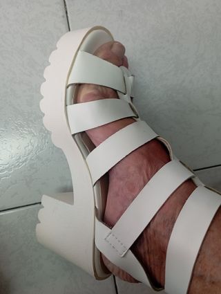Sandalias romanas blancas