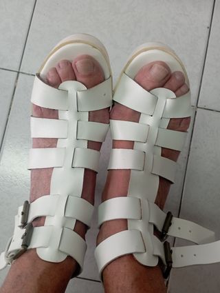 Sandalias romanas blancas
