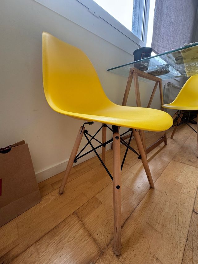 Silla de plástico y madera