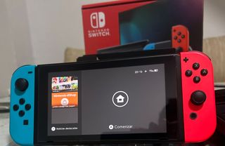 Nintendo Switch + Funda y tarjeta SD