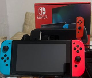 Nintendo Switch + Funda y tarjeta SD