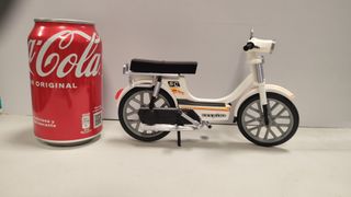 Kit Maqueta vespino SCa escala 1/10 blanco vinilos